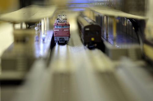 駅にいる電車の模型